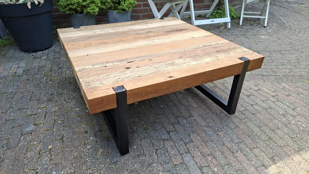 Salontafel van massief hout met metalen poten
