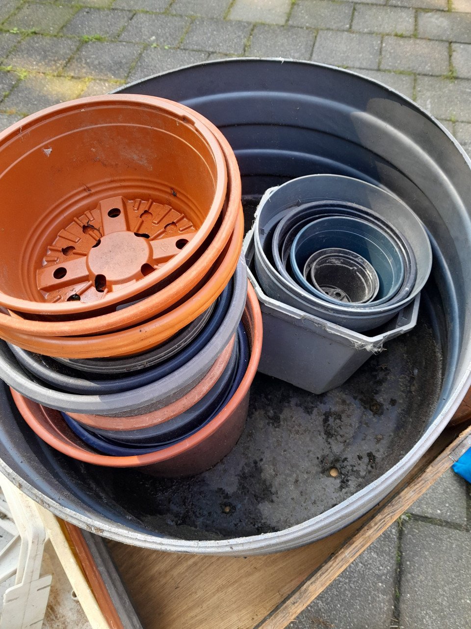 Partij kunststof bloempotten en bakken div maten