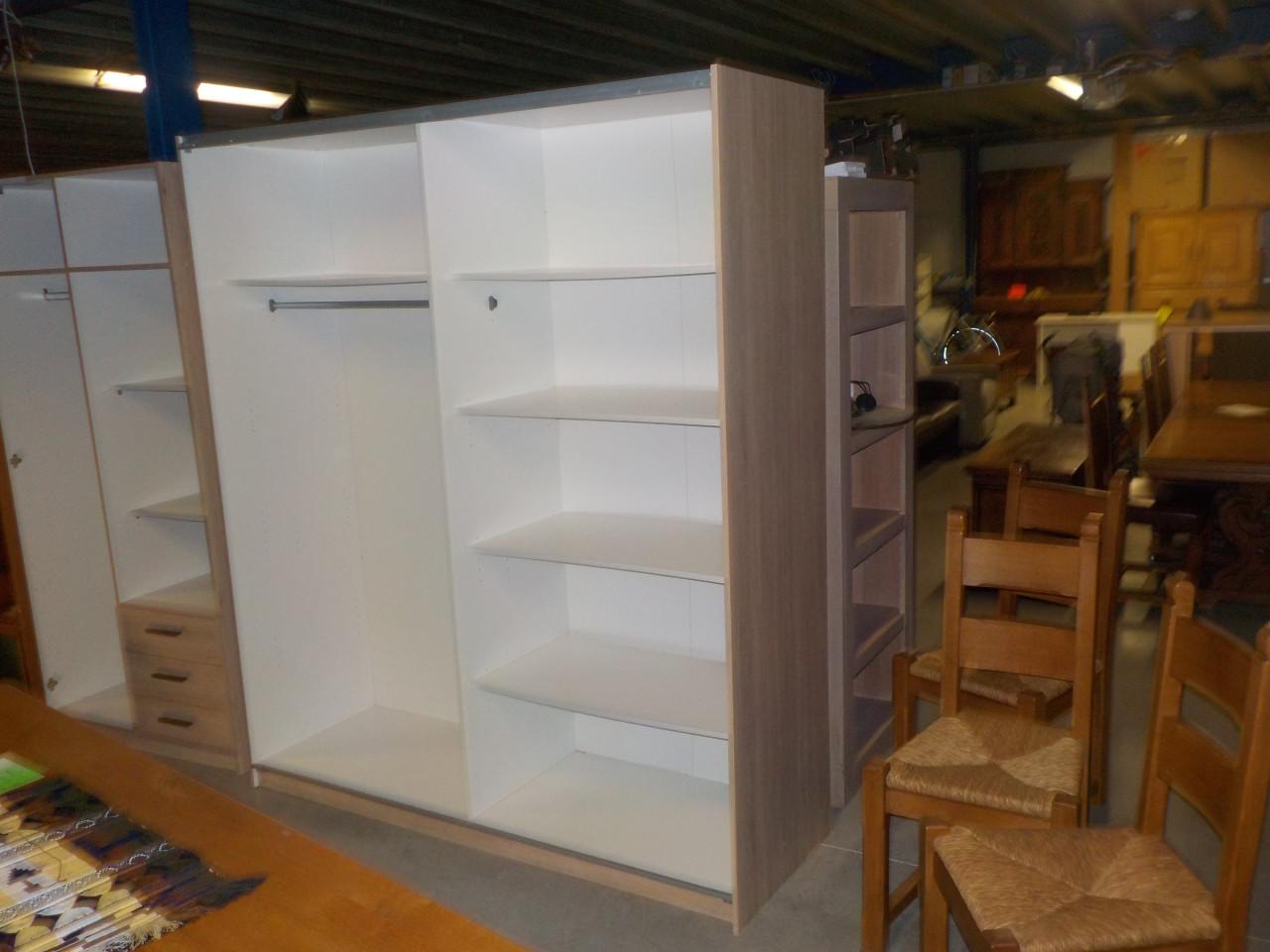 Mooie kwaliteit  kleerkast met 2 schuifdeuren in zeer goede staat