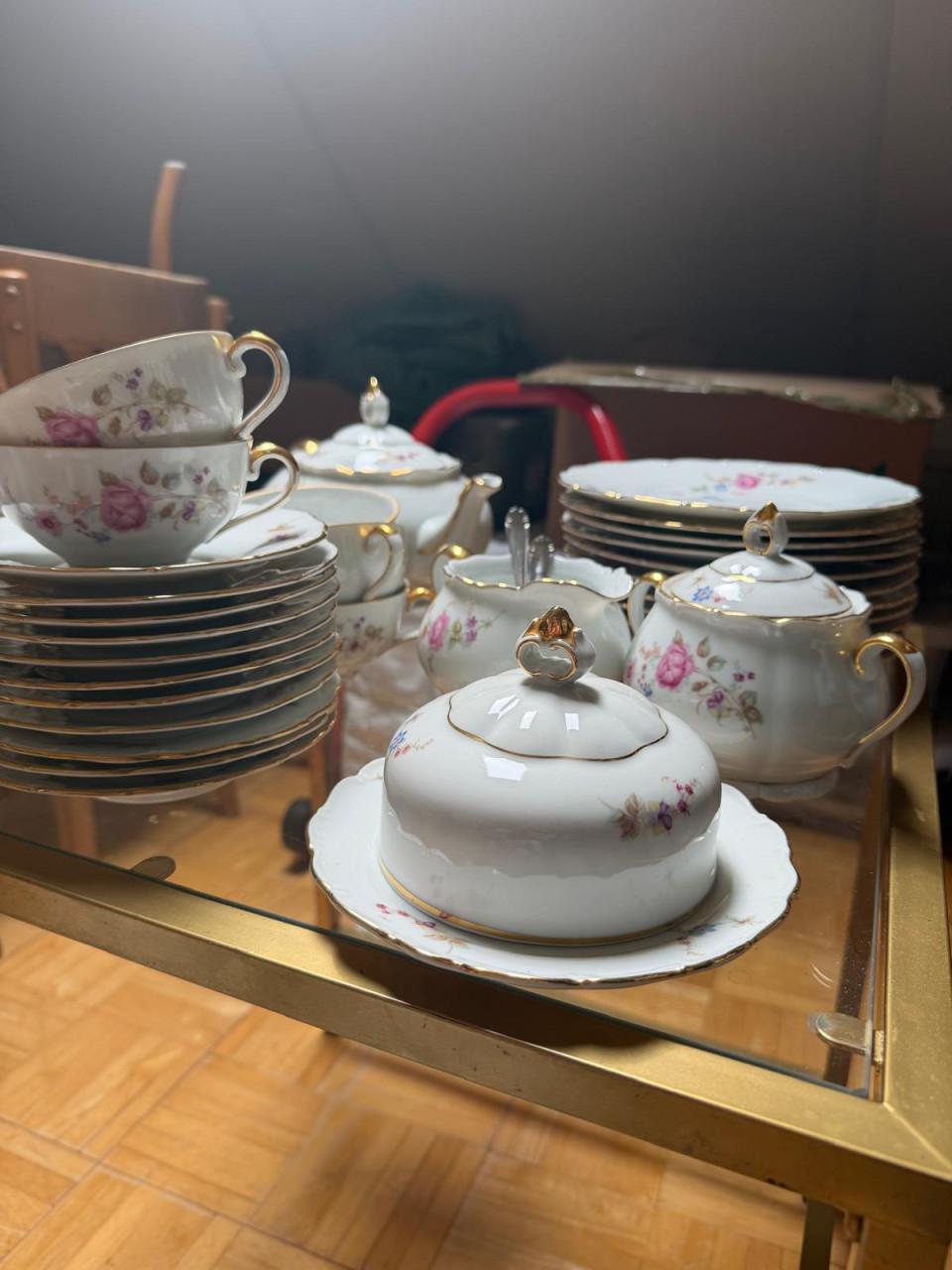 Compleet thee-, ontbijt- en dinerservies met bloemboeketjes