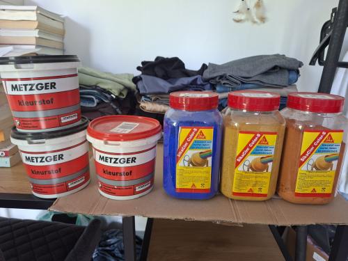5 bijna volle mortel/pleister/beton kleurstof