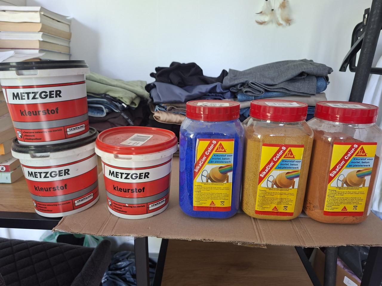 5 bijna volle mortel/pleister/beton kleurstof