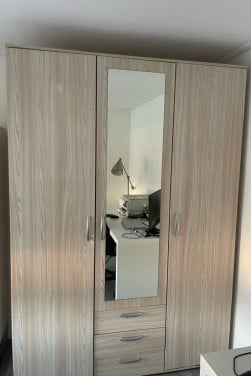 Te koop: Mooie kledingkast met spiegel – 3-deurs | 210x150x60 cm – €150