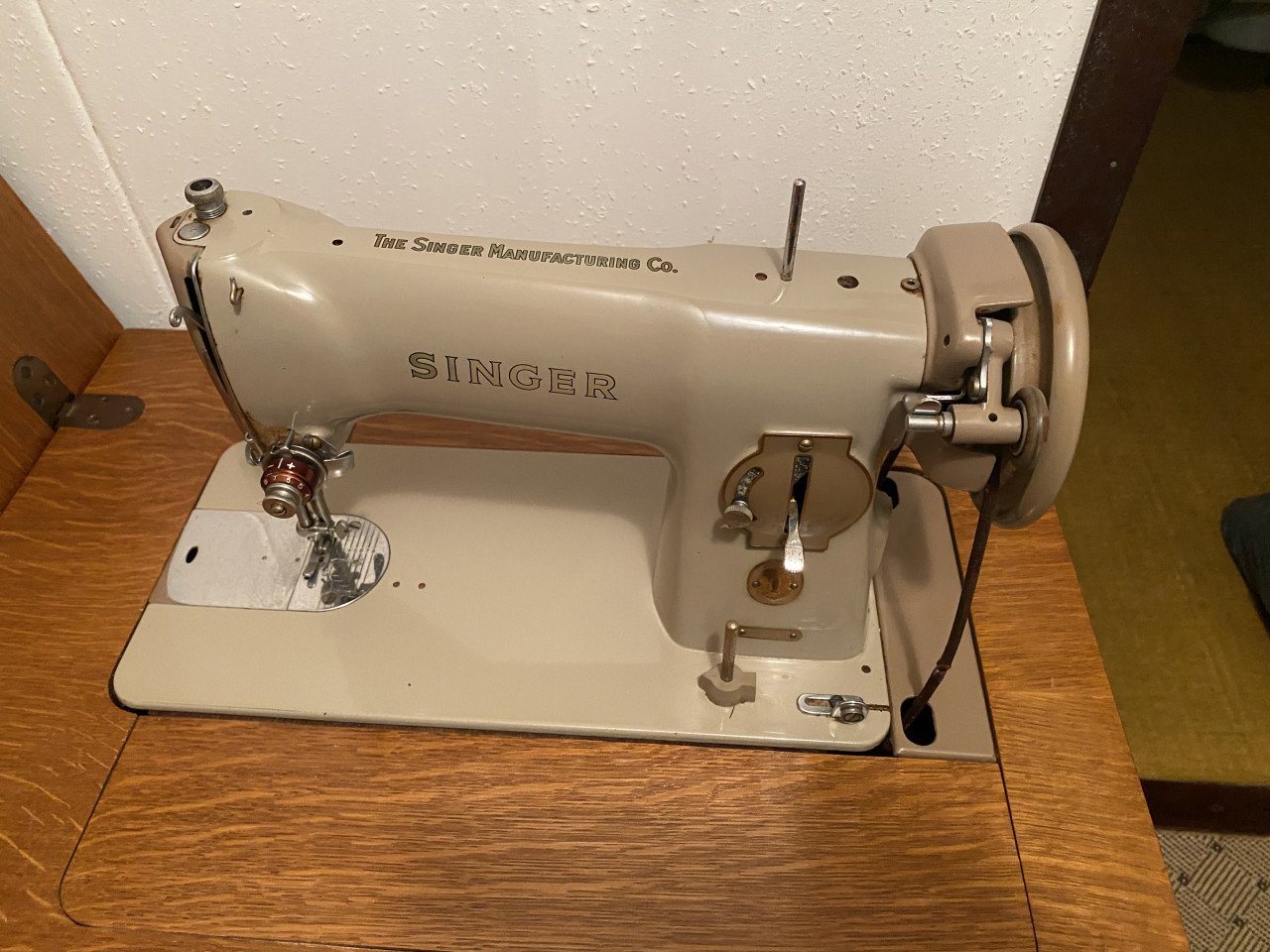 Ouderwetse trap naaimachine singer