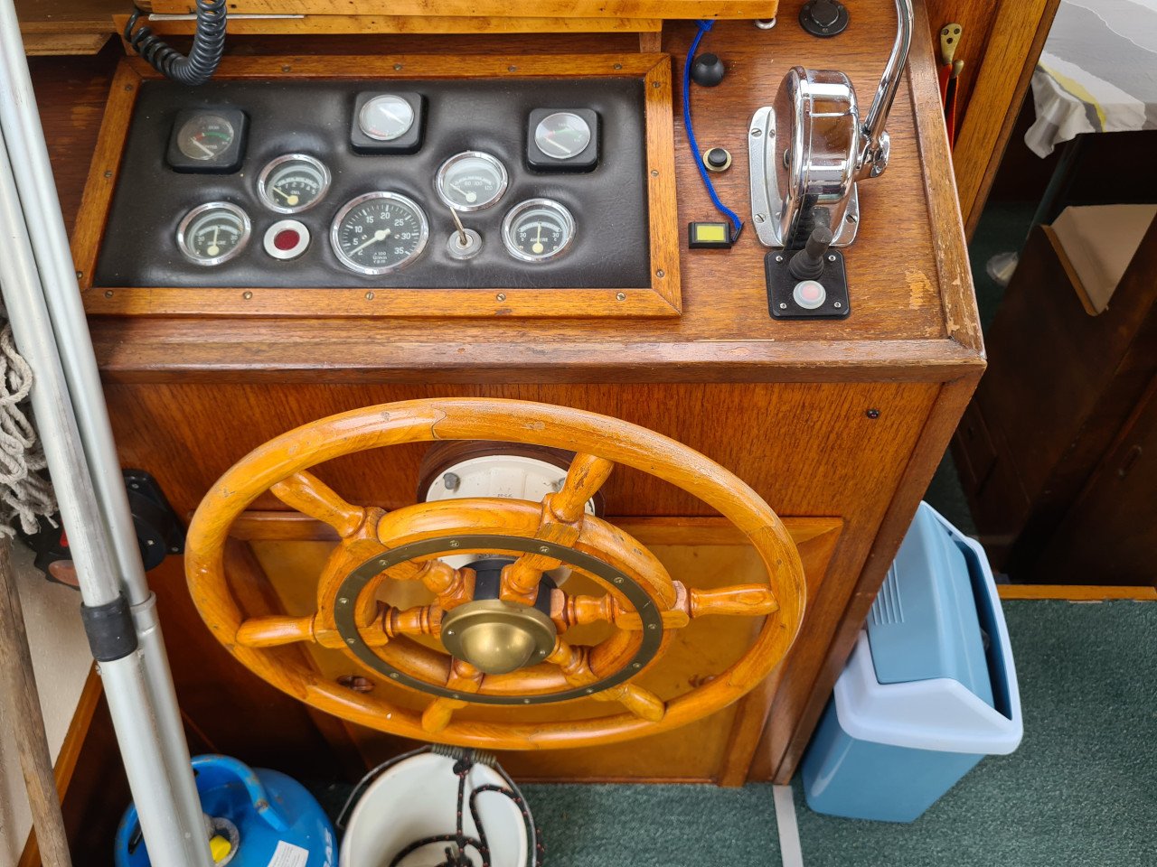 Motorkruiser met schilderwerk