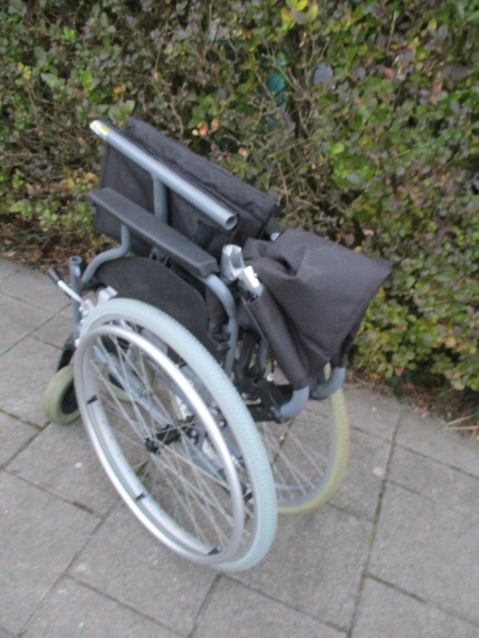 Rolstoel met handremmen en omklapbare duw handgrepen