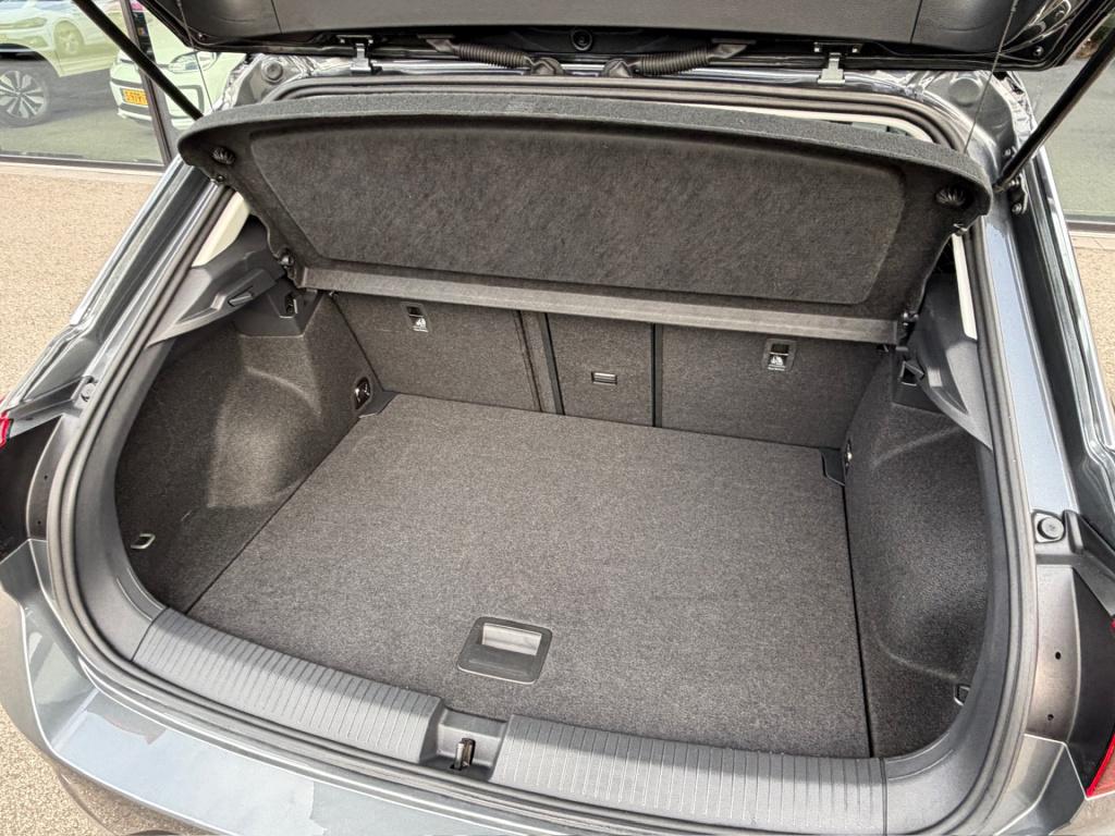 Volkswagen T-roc 1.5 tsi 150pk dsg style | trekhaak | navi | iq light | ada