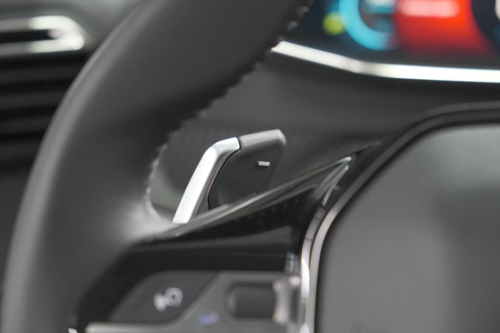 Peugeot 208 puretech 100 eat8 allure pack | camera | navigatie | apple carp
