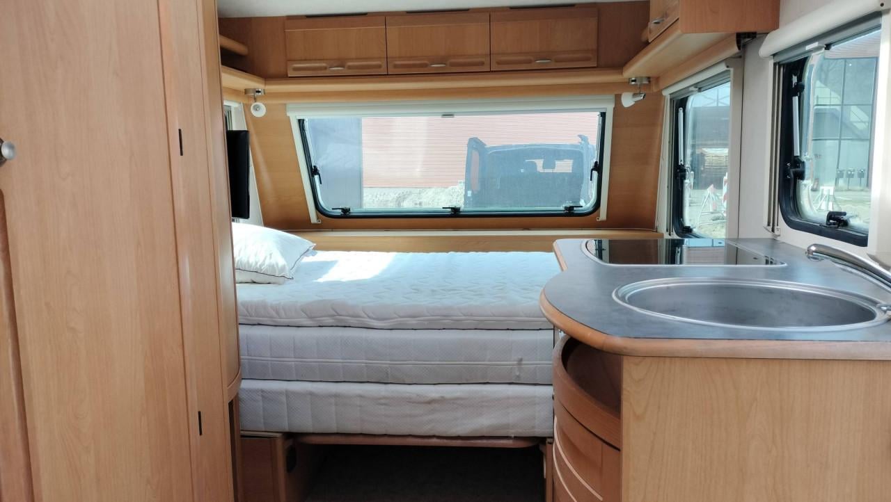 Adria 431 DD (2002) met voortent