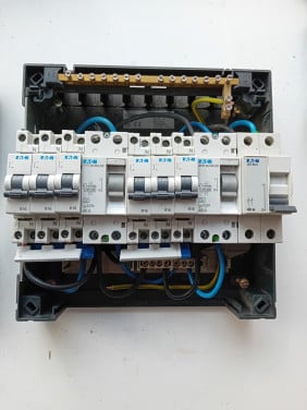 Groepenkast Eaton 6 groeps16 A met 2 aardl. 40 A 30 mA en Hfdsch. 40 A
