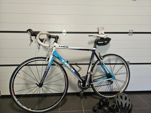 Koersfiets met benodigdheden