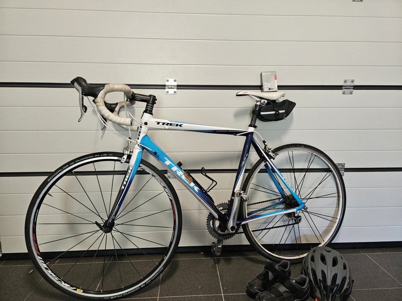 Koersfiets met benodigdheden