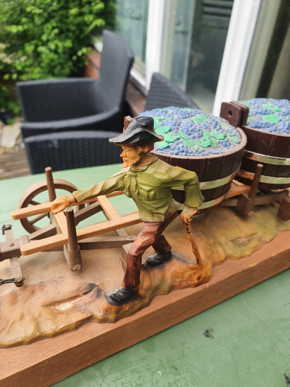 Leuk groot vintage paard met koets, houten sokkel aangeboden....