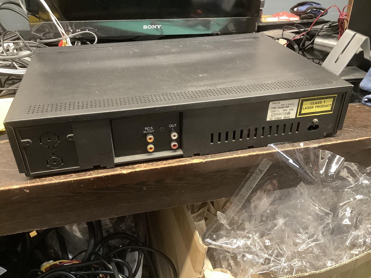 Philips cd speler type CD480/00R + stapel muziek cd’s Met voeding en tulp