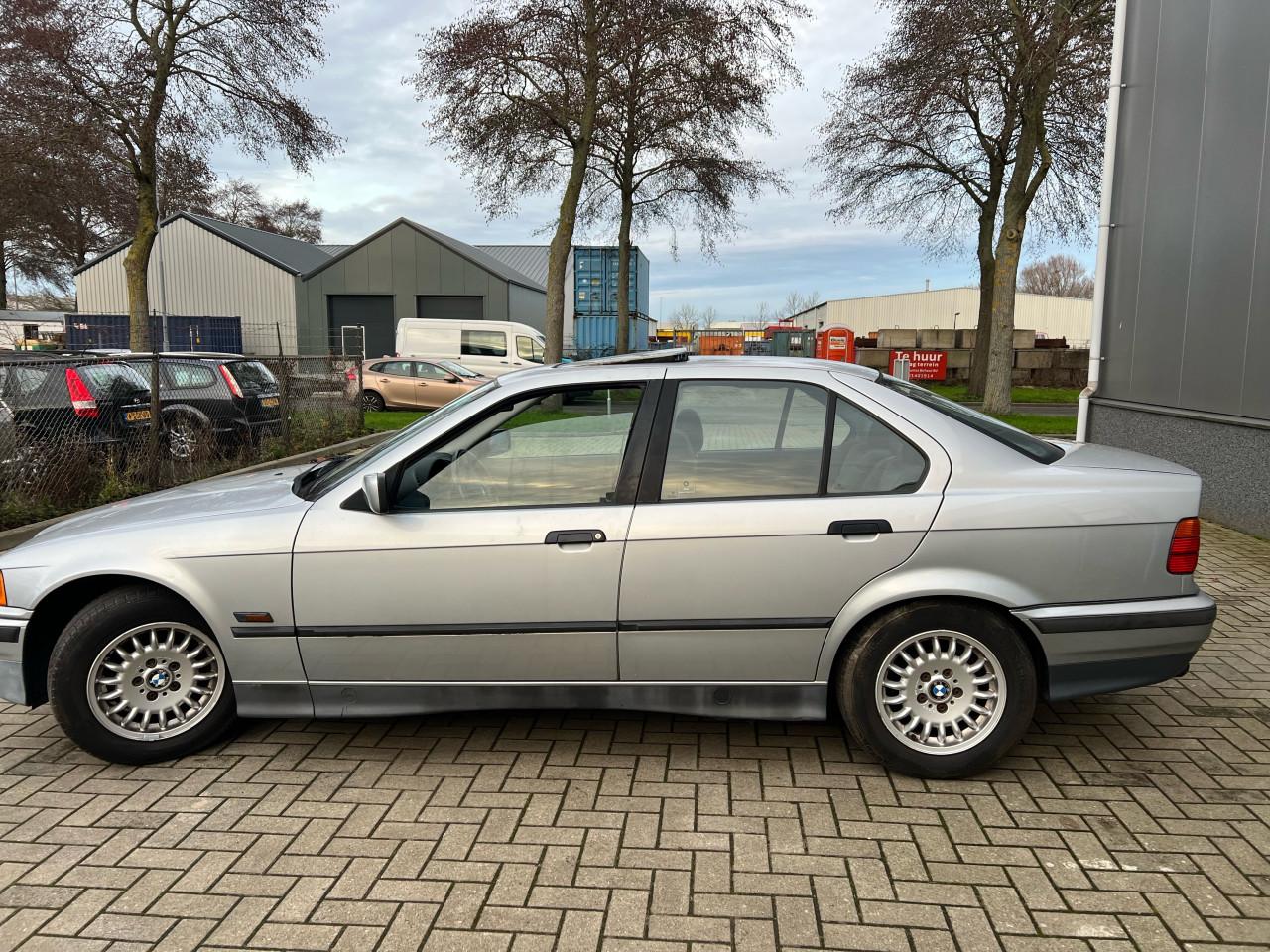 BMW 3-Serie 320i 6 cilinder automaat 2 jaar apk