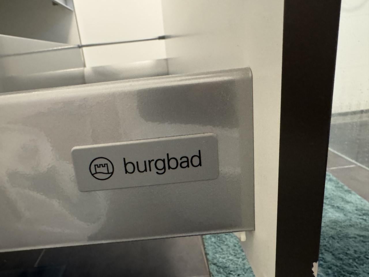 Badkamermeubel met verlichte spiegel