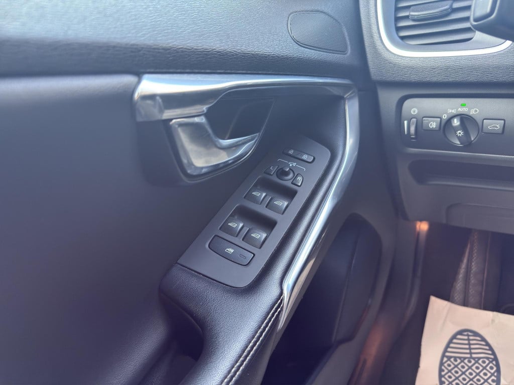 Volvo V40 1.6 d2 r-design leder led memory stoelverwarming