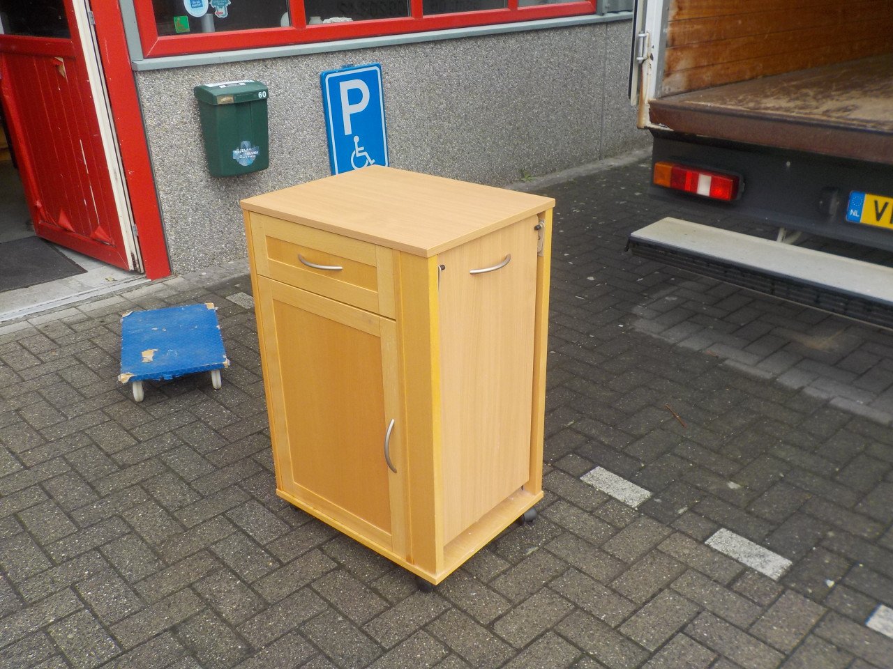 Mooie kwaliteit hoog nachtkastje met eet/ lees plankje in goede staat