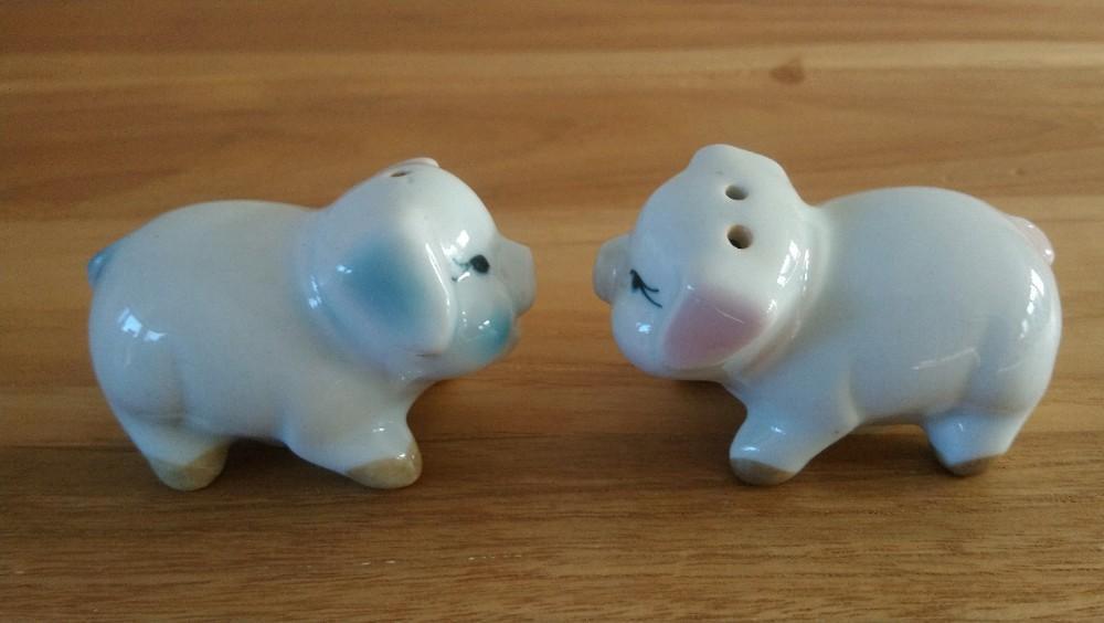 Vintage peper en zout stel varkentjes