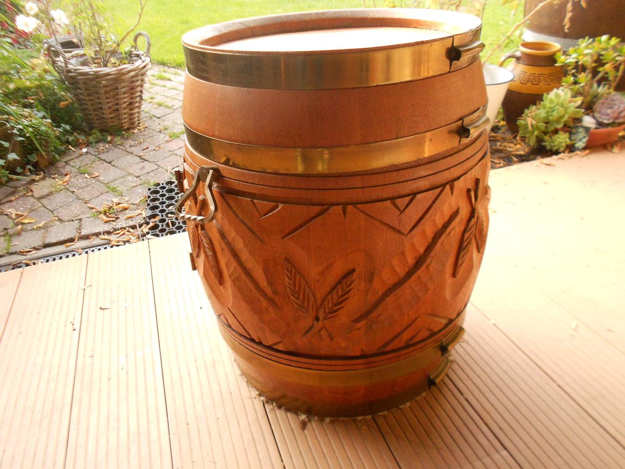 Vintage mini bar wijnvat drank kast.