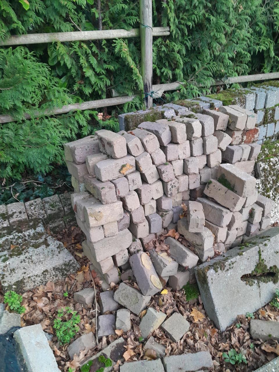 GRATIS partij beton straatstenen en overige straatstenen