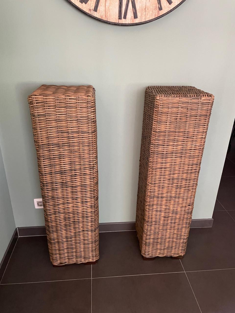 Te koop; 2 leuke wicker pilaren voor binnen of buiten.