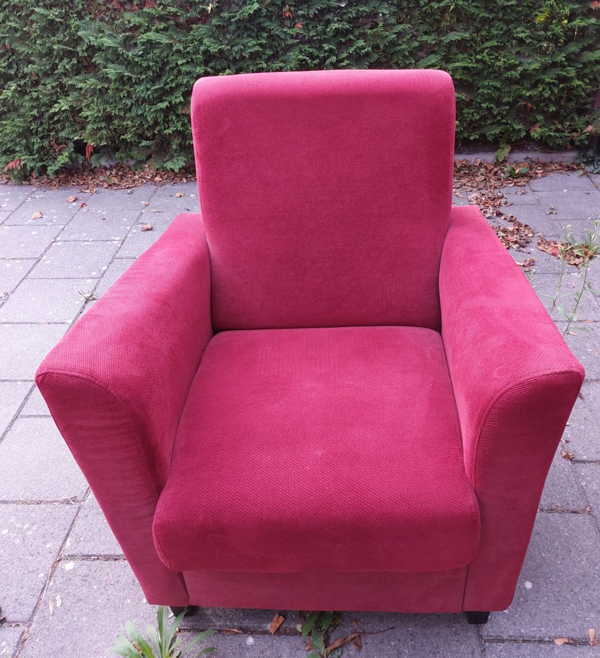 Lekker zittende rode fauteuil, leuk voor starters of studentenkamer