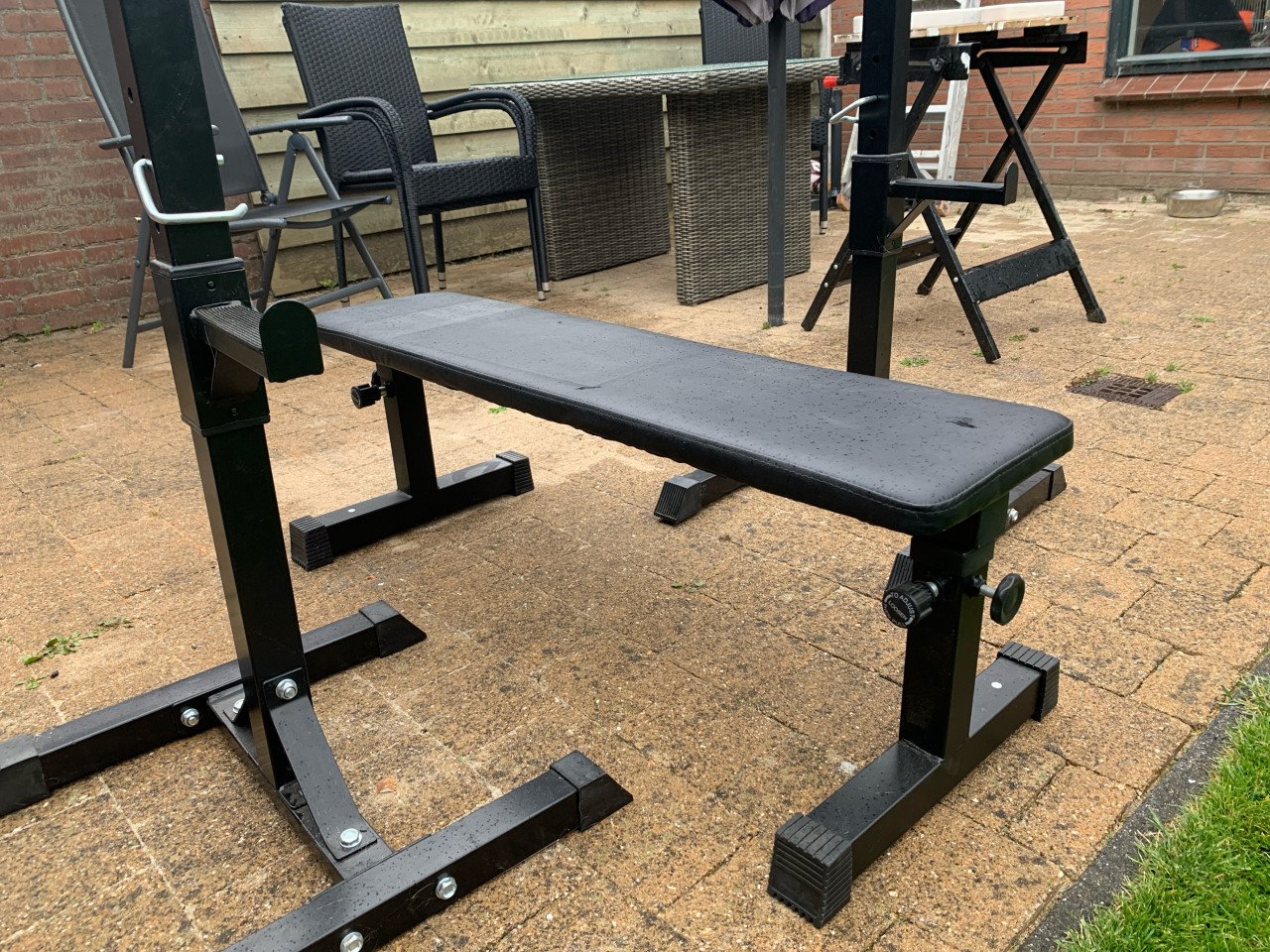 Sportbankje met bench press steunen