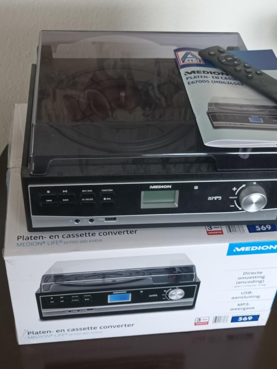 NIEUWE PLATEN EN CASSETTE SPELER