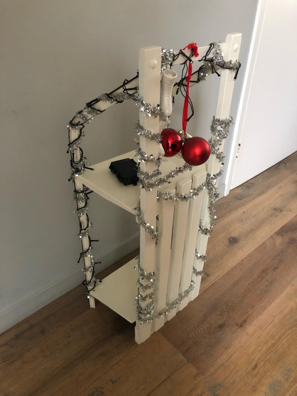 Arreslee met kerstversiering