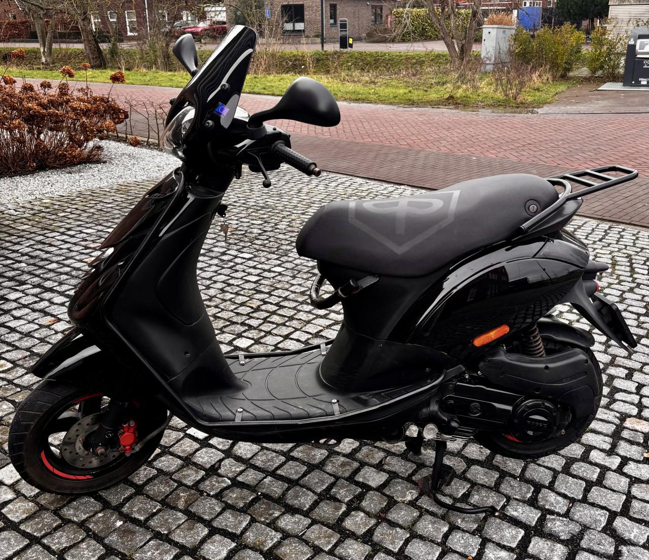 Piaggio Zip snor zwart 2018