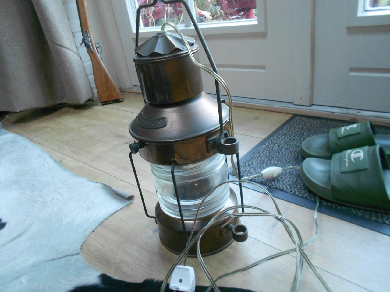 Antieke scheepslamp ankerlicht op stroom.