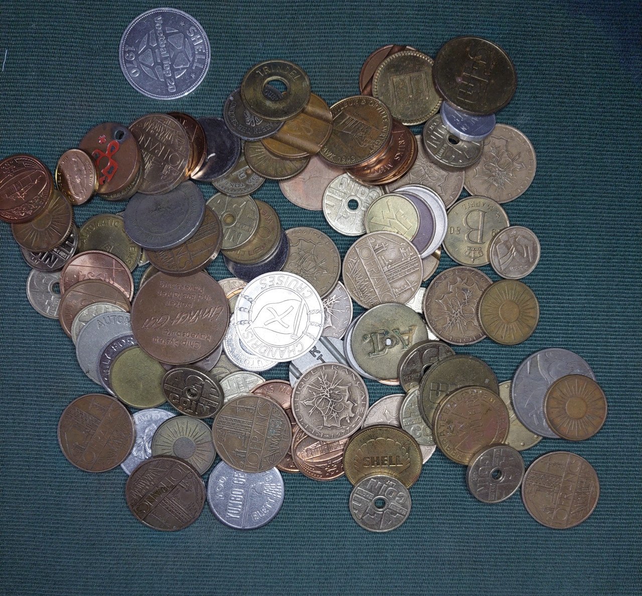 Verzameling tokens. 98 stuks.