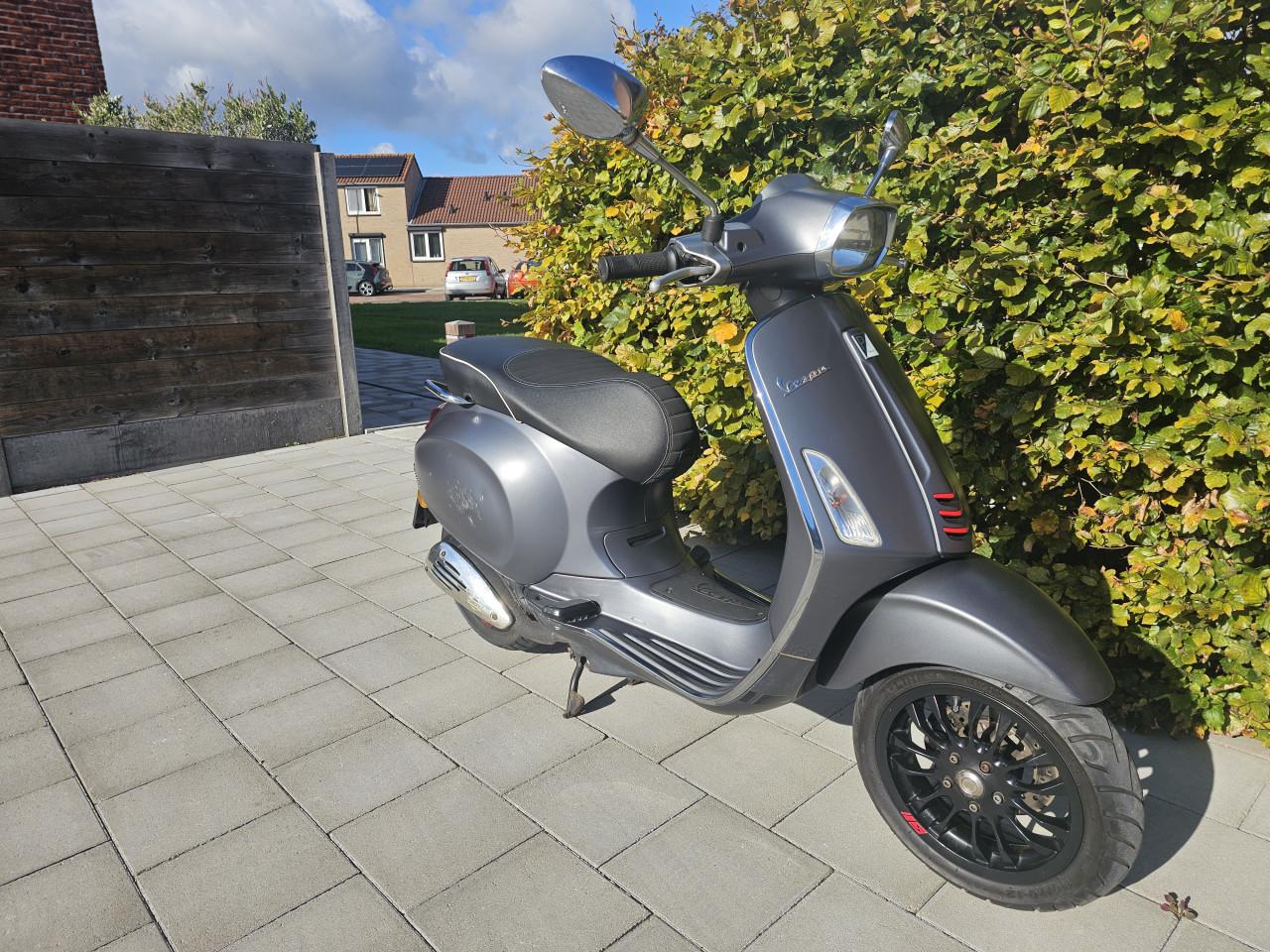 Zeldzame Vespa Sprint 2takt bj 2017 met maar 11000 km