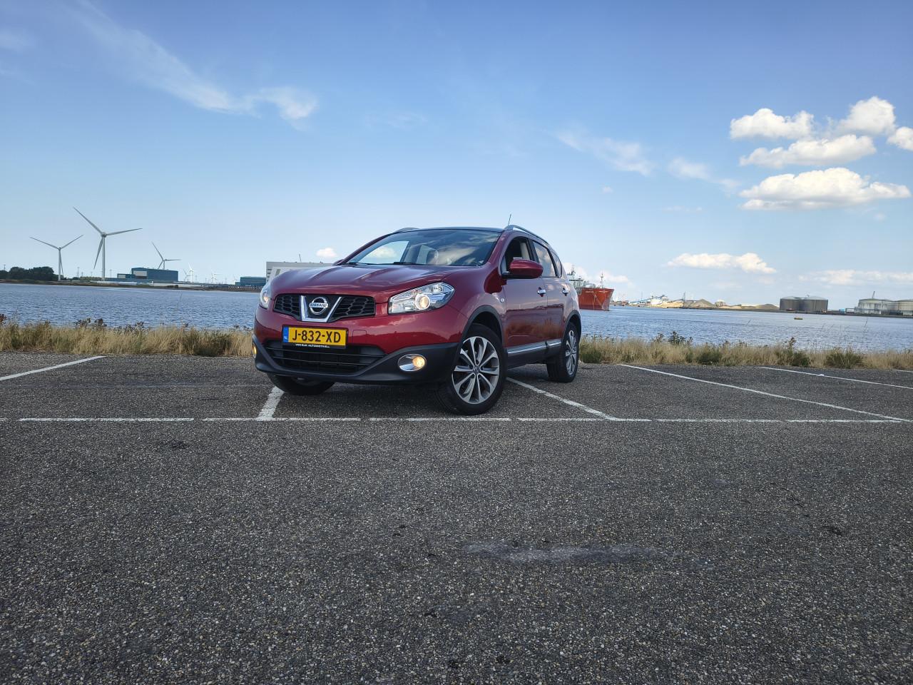 Nissan Qashqai cherry rood.