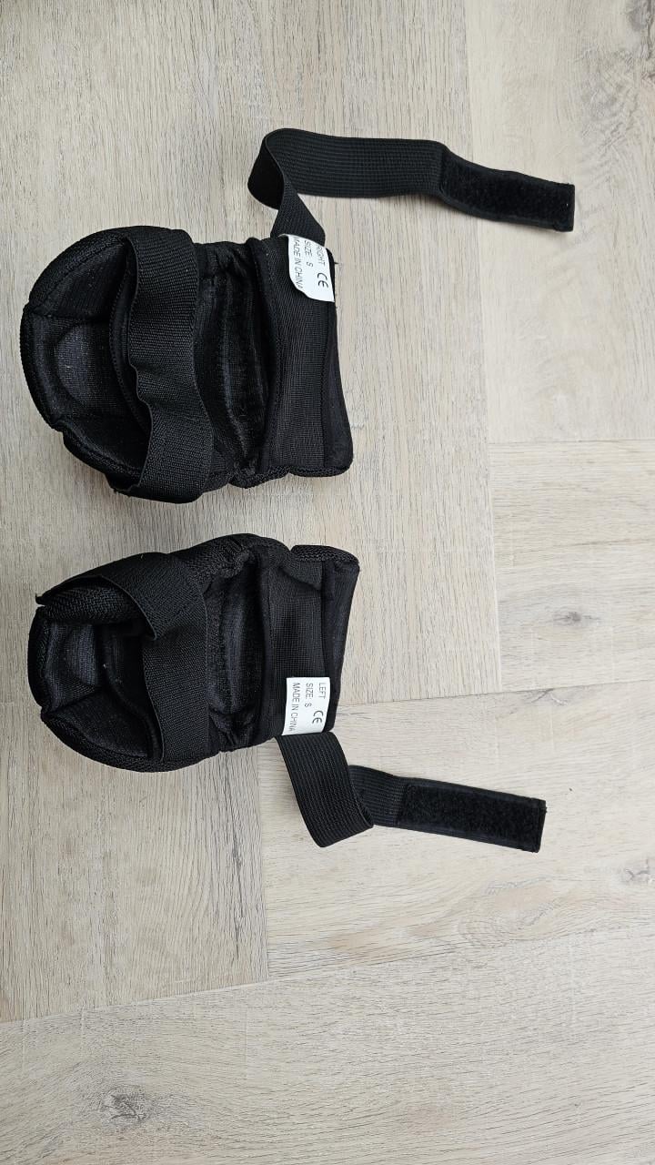 Skatehelm en kniebeschermers