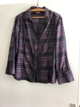 Te koop mooie blouse met glinstertje.(z.g.a.n.).