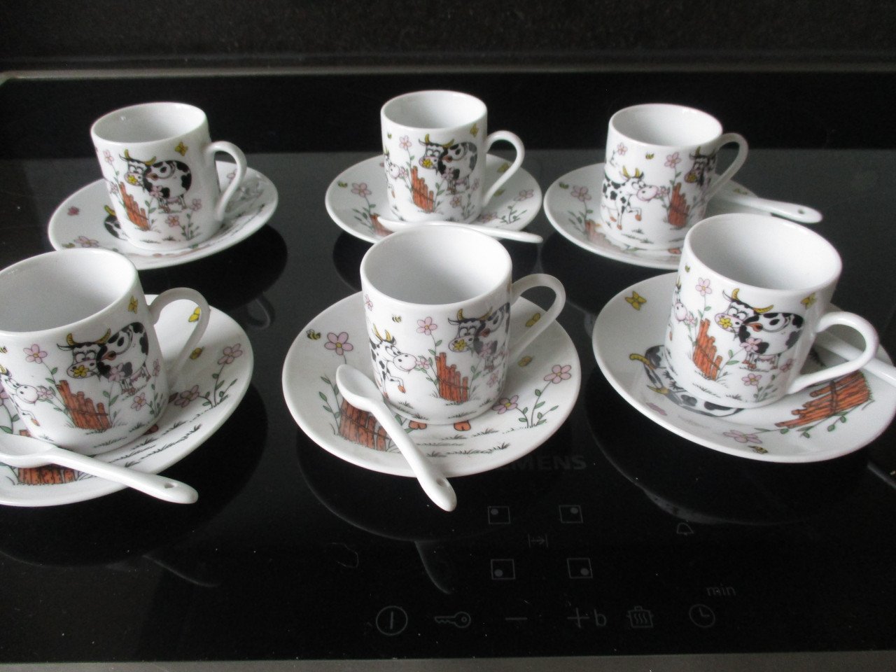 6 kinder kop en schotels aardewerk