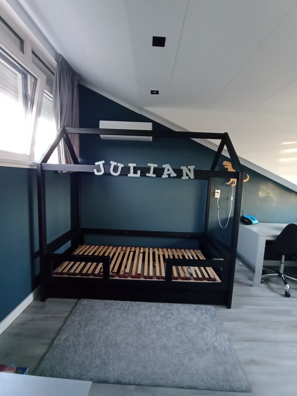 Bedhuisje in zeer goede staat, kleur zwart