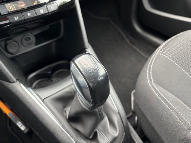 Peugeot 208 blue l. allure 1.2 pt-82pk | navigatie & bluetooth & applecarpl