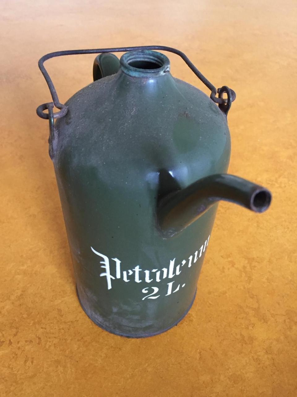 Groen, emaille oliekannetje twee liter