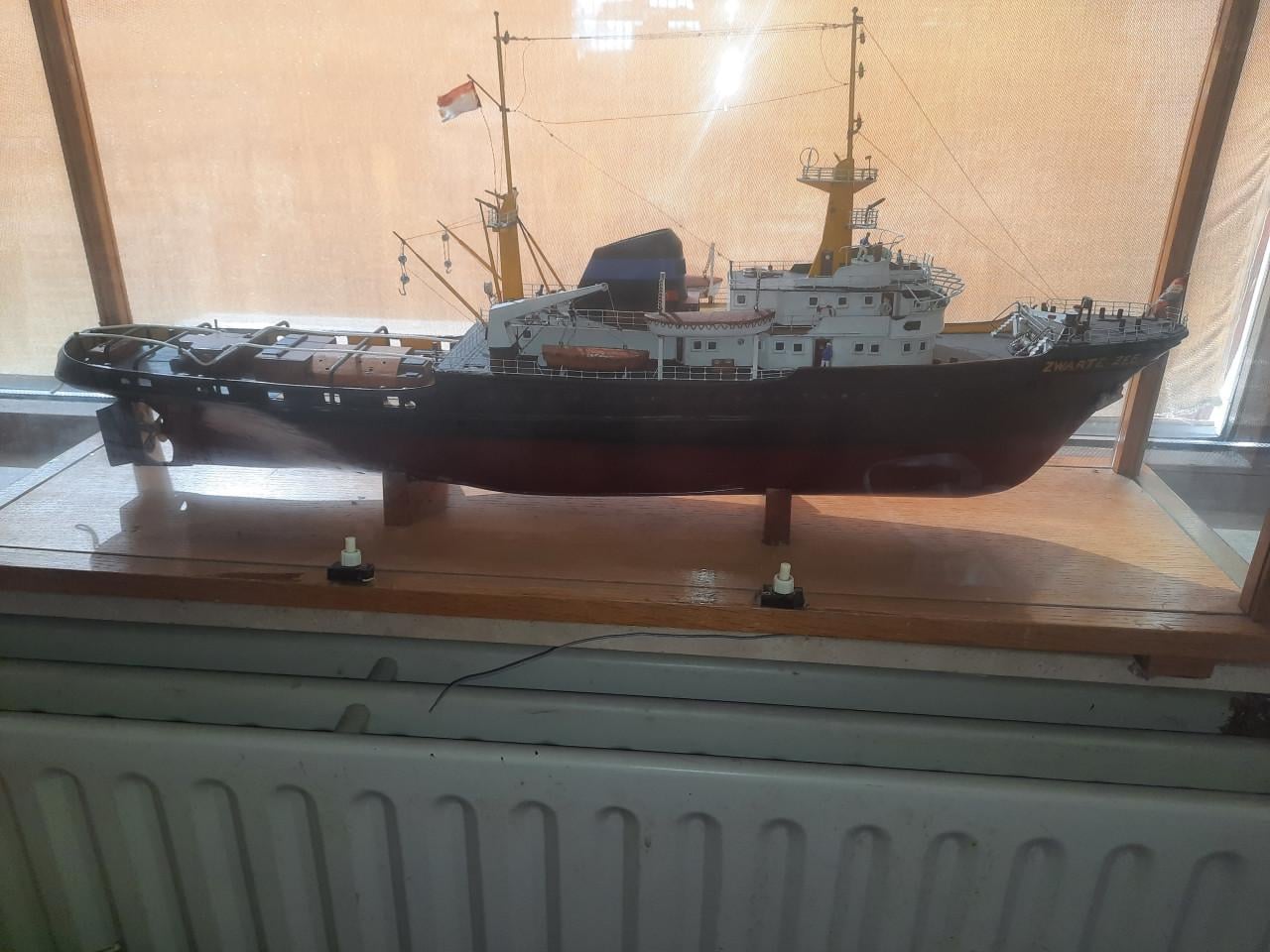 Grote model boot in glasvitrine