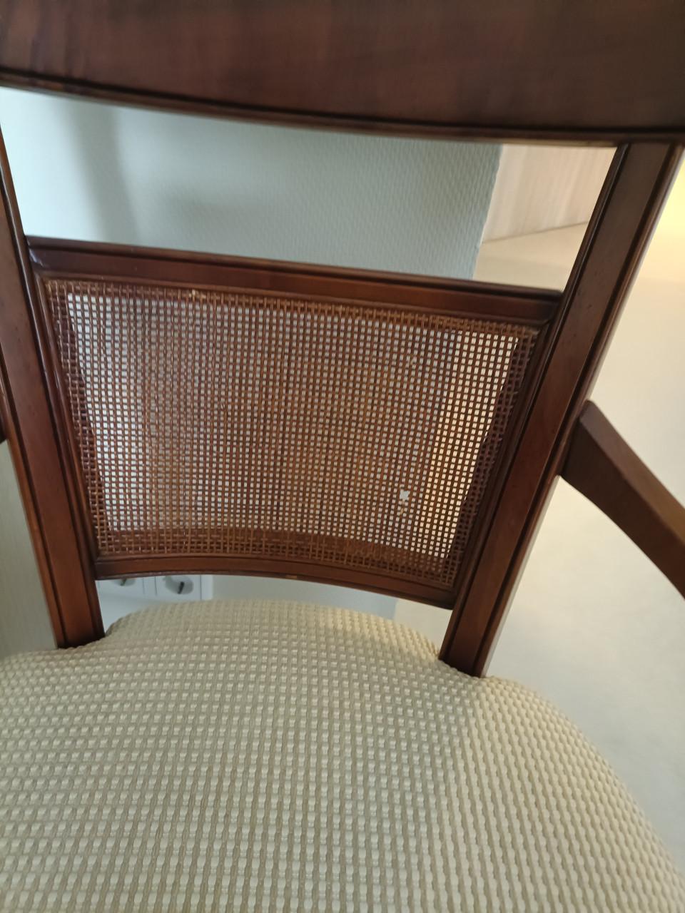 Oud stoeltje beige stof