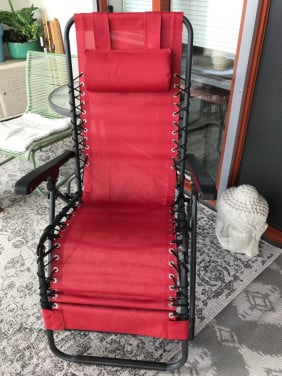 Rode buitenstoel ligstoel