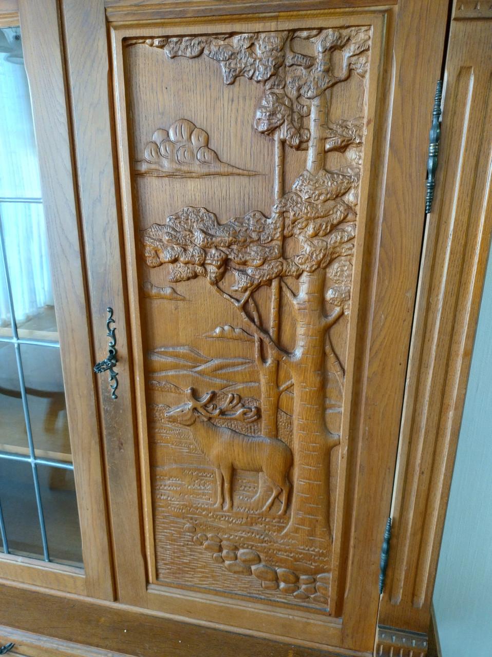 Antieke eikenhouten buffetkast met prachtig houtsnijwerk!