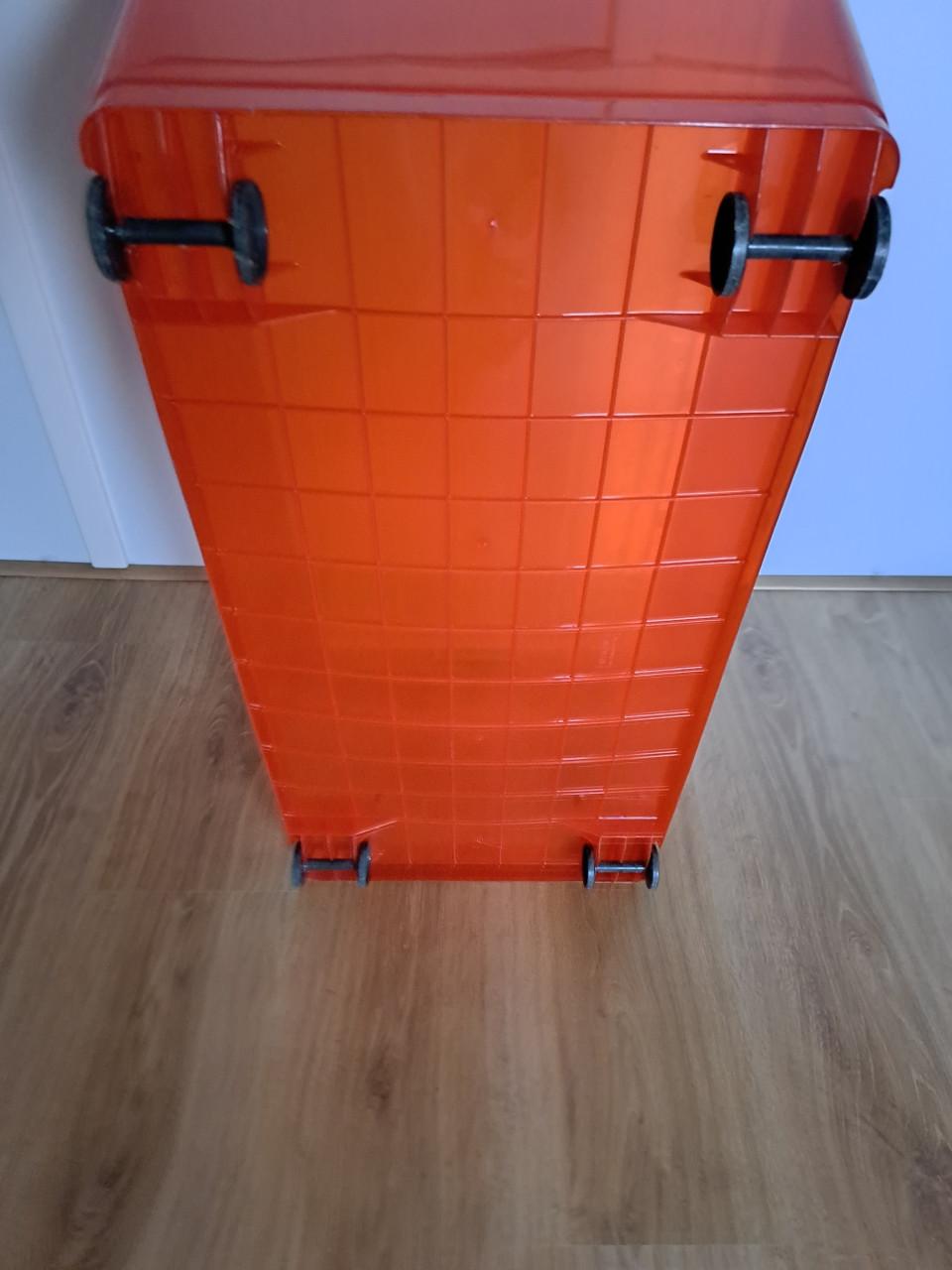 Grote plastic opbergbox.