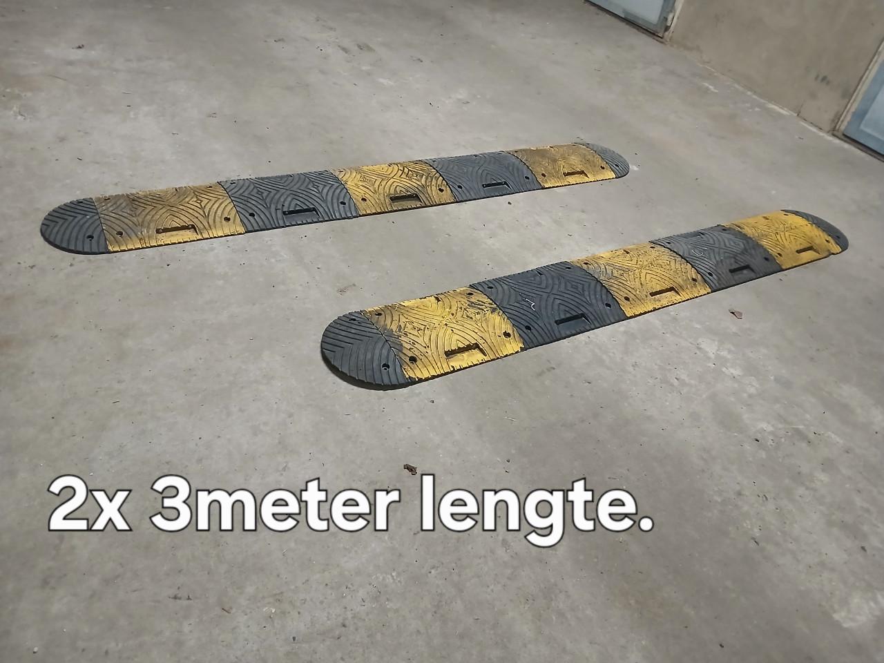 2 Verkeersdrempels van 3meter lengte.