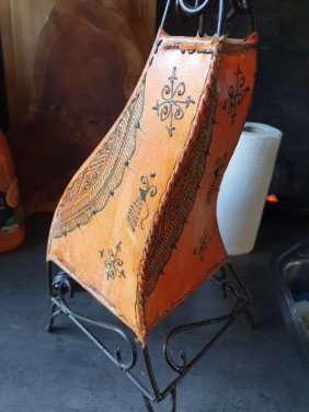Prachtige oosterse tafellamp oranje met lederen lampenkap...
