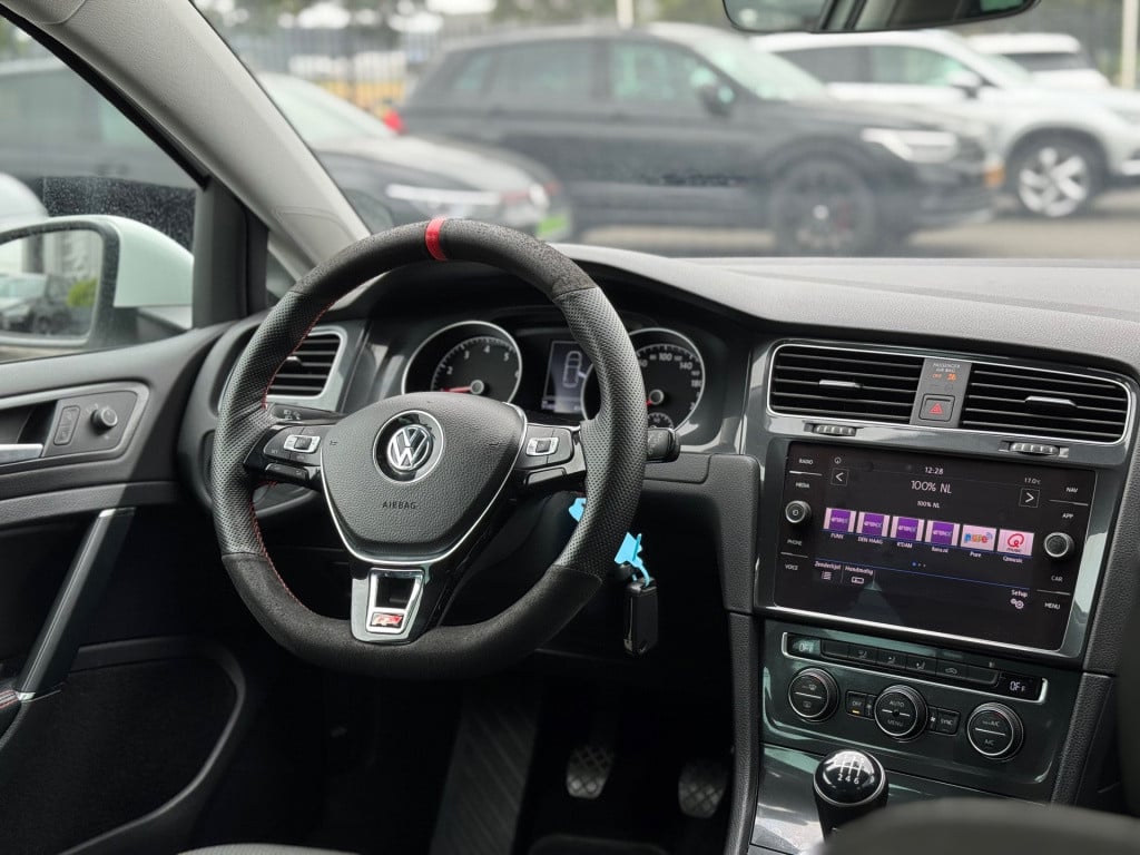 Volkswagen Golf 1.0 tsi r-line * navigatie * adaptieve cruise control * pdc