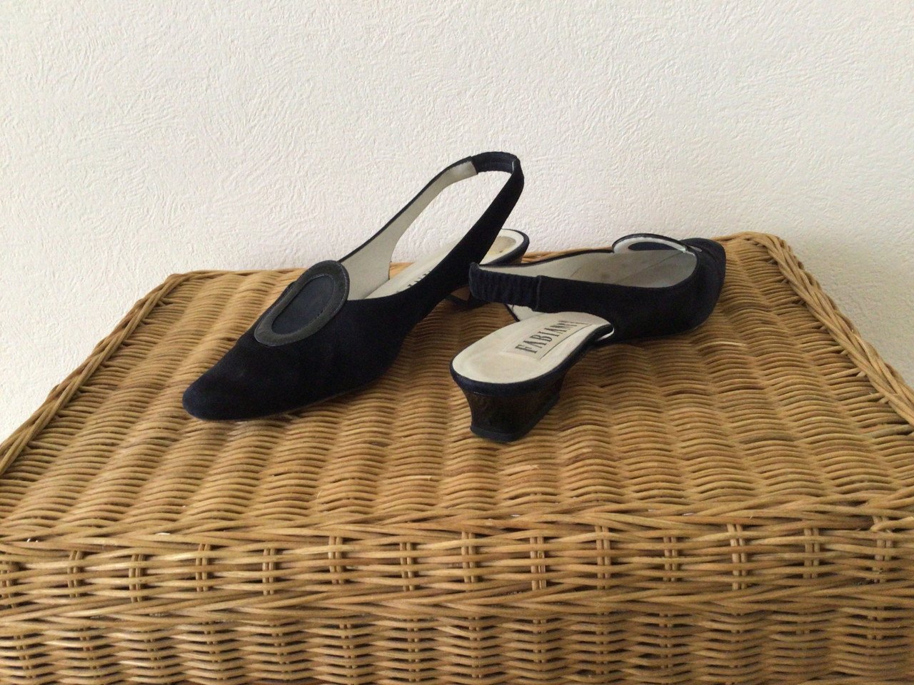 Twee paar schoenen met open hiel, bieden vanaf 4 euro per paar!